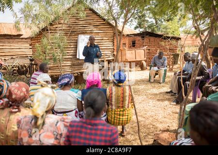 Isaiah 58 Coordinatore del progetto Joseph Musyoka conduce una formazione con i piccoli agricoltori nella contea di Makueni, Kenya. Progetto LWR Isaiah 58 - Contea di Makueni, Foto Stock