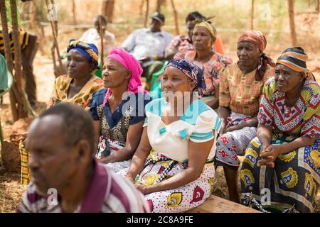 Gli agricoltori frequentano una formazione agricola nella contea di Makueni, Kenya, come parte del progetto Isaiah 58 di LWR. Gennaio 2018. Foto di Jake Lyell per Luterano Foto Stock