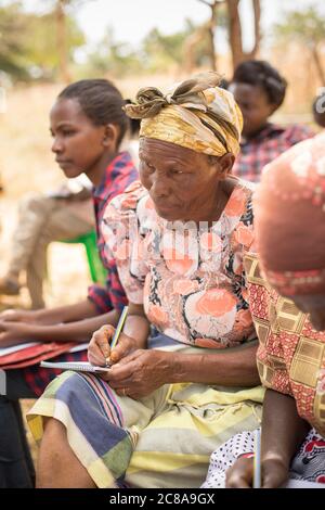 Mokina Kanua (70) frequenta una formazione agricola con altri agricoltori come parte del progetto LWR's Isaiah 58 nella contea di Makueni, Kenya. Gennaio 2018. Pho Foto Stock