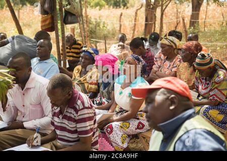 Gli agricoltori frequentano una formazione agricola nella contea di Makueni, Kenya, come parte del progetto Isaiah 58 di LWR. Gennaio 2018. Foto di Jake Lyell per Luterano Foto Stock