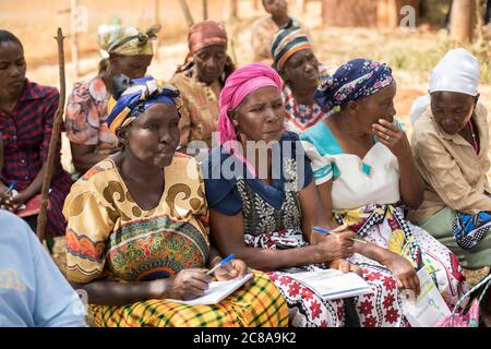 Le donne, tra cui Alice Mutavi (57, davanti a sinistra), e Lydia Kaluki (68, centro), frequentano una formazione agricola nella contea di Makueni, Kenya, come parte di LWR Foto Stock