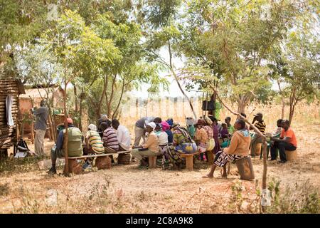 Gli agricoltori frequentano una formazione agricola nella contea di Makueni, Kenya, come parte del progetto Isaiah 58 di LWR. Gennaio 2018. Foto di Jake Lyell per Luterano Foto Stock