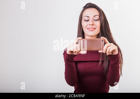 donne che fanno foto sul telefono cellulare, femmina che scatta foto con la fotocamera del telefono cellulare Foto Stock