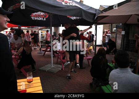 I fan di Brentford festeggiano in una birreria all'aperto dopo che il loro fianco ha segnato un gol. Foto Stock