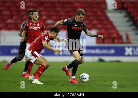 James McClean di Stoke City (a destra) tiene fuori il Matty Cash di Nottingham Forest durante la partita del campionato Sky Bet al City Ground, Nottingham. Foto Stock