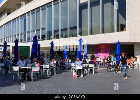 Londra, Regno Unito. 22 luglio 2020. I caffè e i bar all'aperto del Southbank Centre iniziano a riempirsi, con tavoli a distanza di sicurezza e il personale del bar che indossa le visiere per tenere al sicuro gli ospiti. L'uso della maschera e la distanza sociale sembrano diventare "la nuova normalità", poiché sempre più persone si abituano alle nuove linee guida e raccomandazioni in atto. Credit: Imageplotter/Alamy Live News Foto Stock