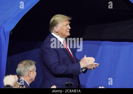 Il presidente degli Stati Uniti Donald Trump arriva per il Keep America Great Rally nel North Charleston Coliseum il 28 2020 febbraio a North Charleston, South Carolina. Foto Stock