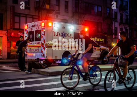 I lavoratori FDNY EMT rispondono a un individuo che dorme in un'isola di traffico a Chelsea a New York domenica 12 luglio 2020. (© Richard B. Levine) Foto Stock