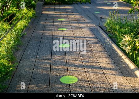 Promemoria di allontanamento sociale sul popolare High Line Park di New York, visto prima della sua riapertura, mercoledì 15 luglio 2020. La High Line riapre il 16 luglio con ingresso solo a Gansevoort St, biglietti d'ingresso a tempo e viaggio solo verso nord. (© Richard B. Levine) Foto Stock