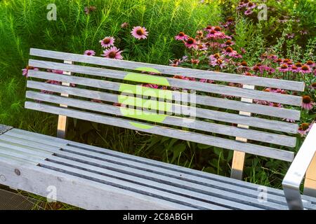 Promemoria di allontanamento sociale sul popolare High Line Park di New York, visto prima della sua riapertura, mercoledì 15 luglio 2020. La High Line riapre il 16 luglio con ingresso solo a Gansevoort St, biglietti d'ingresso a tempo e viaggio solo verso nord. (© Richard B. Levine) Foto Stock