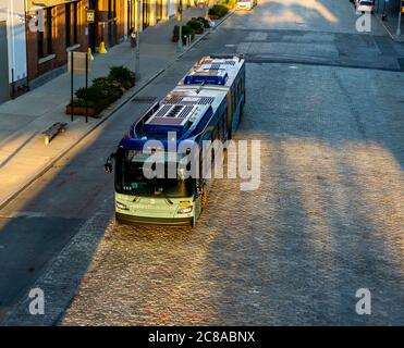 MTA M14D bus nel quartiere Meatpacking a New York mercoledì 15 luglio 2020. (© Richard B. Levine) Foto Stock