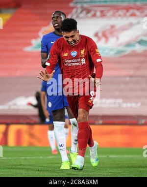 Roberto Firmino di Liverpool celebra il quarto gol della partita durante la partita della Premier League ad Anfield, Liverpool. Foto Stock