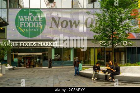 Un ingresso al nuovo Whole Foods Manhattan West nel quartiere di Hudson Yards a New York il giorno di apertura, venerdì 17 luglio 2020. (© Richard B. Levine) Foto Stock