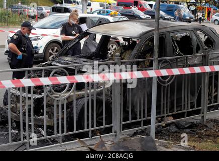 Gli esperti ucraini della polizia indagano sulla scena di bruciare BMW X5 auto, dopo l'incendio nel centro di Kiev. L'incendio ha travolto due vetture BMW X5 e Acura, che sono state parcheggiate sul lato della strada, il Servizio di Stato dell'Ucraina per le emergenze pagina facebook informato. A seguito dell'incendio, la BMW X5 fu completamente distrutta e l'Acura parzialmente distrutta. La causa dell'incendio è attualmente in fase di accertamento da parte della polizia. Non ci sono vittime. Foto Stock