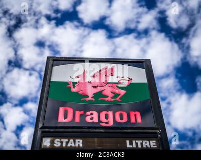 Derelict Dragon Petroleum Ltd garage a Blaenau Ffestiniog nel Galles del Nord Foto Stock