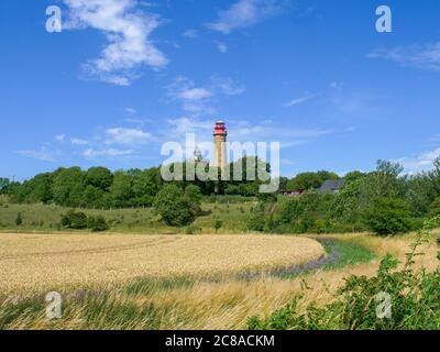 Der Leuchtturm bzw. Peilturm auf Rügen am Kap Arkona (Cape Arkona) dem nördlichsten Punkt auf der Insel Rügen, ein sehr beliebtes Urlaubsziel Foto Stock