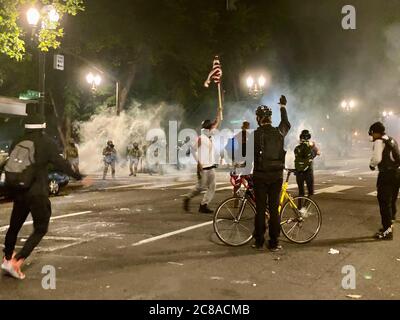 Portland, Oregon, Stati Uniti. 22 luglio 2020. Gli agenti federali usano gas lacrimogeni per disperdere la folla dei manifestanti. Il Dipartimento della sicurezza interna, ha dichiarato che l'agenzia ha dispiegato unità tattiche da immigrazione e applicazione doganale degli Stati Uniti e la protezione delle dogane e delle frontiere degli Stati Uniti per contribuire a difendere gli edifici federali e gli ufficiali, come le dimostrazioni sono intensificati negli ultimi mesi. Credit: Amy Katz/ZUMA Wire/Alamy Live News Foto Stock