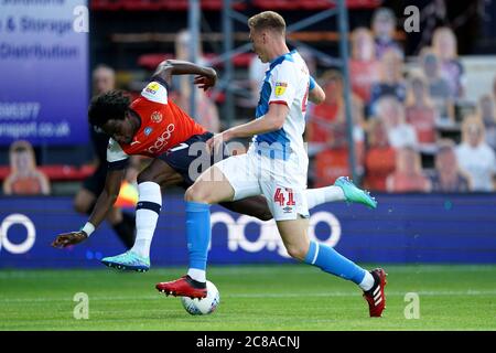 Hayden carter di Blackburn Rovers viene sfidato da Pelly Ruddock Mpanzu di Luton Town durante la partita del campionato Sky Bet a Kenilworth Road, Luton. Foto Stock