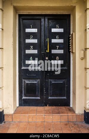Cassettiere per edifici a più posti - porta d'ingresso con caselle di lettera individuali per ciascuno degli 8 appartamenti o appartamenti. Foto Stock