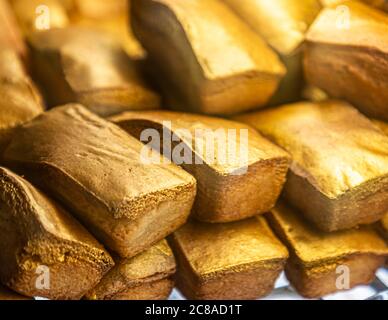 Basler Gold - dolci tipici d'oro di Basilea, Svizzera. Un inizio d'oro per un tour gastronomico: Il pezzo d'oro fatto di mandorle macinate e zucchero in polvere è qualcosa di simile alla pasticceria originale della panetteria KULT di Basilea Foto Stock