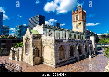 Chiesa di St Giles Cripplegate situata sulla tenuta Barbican, una delle poche rimaste medievali a Londra, Regno Unito Foto Stock