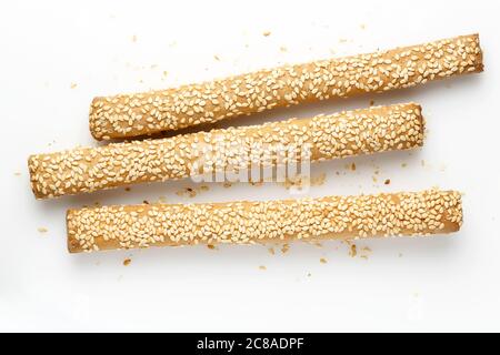 bastoncini di pane con semi di sesamo su bianco Foto Stock