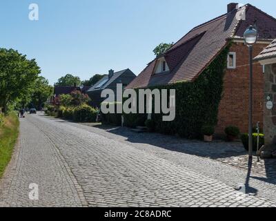 Gemeinde Putgarten auf der Halbinsel Wittow auf Rügen Häuser und Straßenansicht der Ferienhäuser nähe Kap Arkona Urlaub in Deutschland Foto Stock