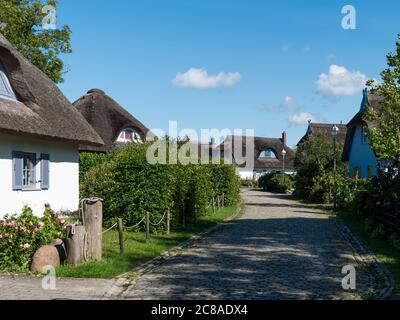 Gemeinde Putgarten auf der Halbinsel Wittow auf Rügen Häuser und Straßenansicht der Ferienhäuser nähe Kap Arkona Urlaub in Deutschland Foto Stock