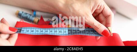 Donna con manicure fresco Foto Stock