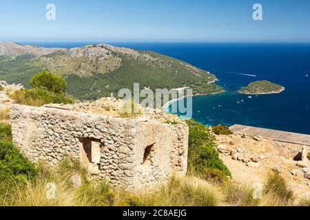 Edificio abbandonato in pietra con Platja Formentor sullo sfondo, Capo Formentor, Maiorca Foto Stock
