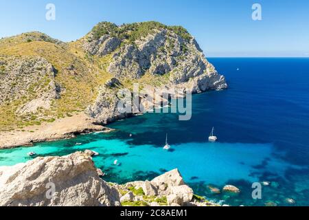 Acque cristalline in una spiaggia (Cala Figuera) a Capo Formentor, Maiorca Foto Stock