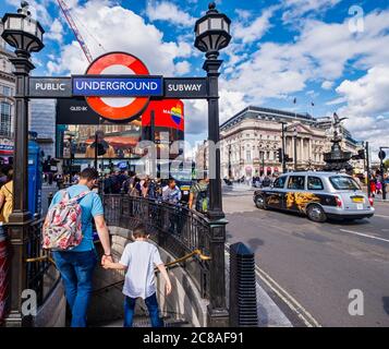 L'ingresso sotterraneo del Piccadilly Circus a Londra Foto Stock