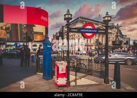 Piccadilly Circus, un punto di riferimento di Londra famoso in tutto il mondo al tramonto Foto Stock