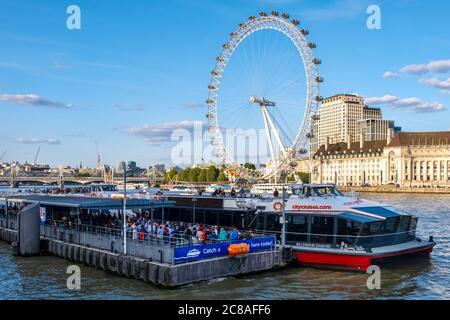 Terminal delle barche sul Tamigi presso il Westminster Bridge con vista su Southbank e sul London Eye Foto Stock