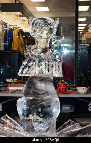 Ice Sculpture Design in Downtown al Festival Notturno Foto Stock