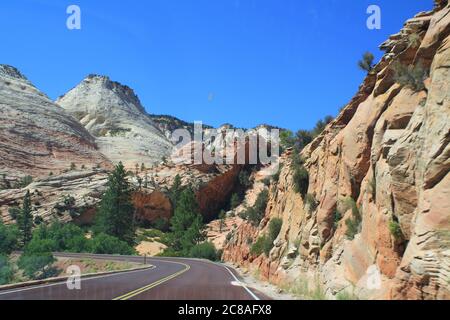 Strada lungo la Scenic Byway Zion National Park, Utah Foto Stock