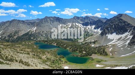 panorama del lago falò sotto le montagne pazze nelle acque della foce dolce bacino di erba torrente vicino salice, montana Foto Stock