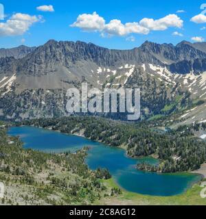 lago di campfire sotto le montagne pazzi nelle acque di testa del bacino di erba dolce torrente vicino salice, montana Foto Stock