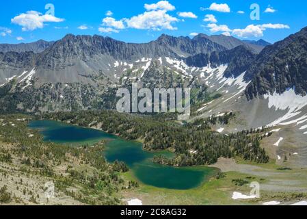 lago di campfire sotto le montagne pazzi nelle acque di testa del bacino di erba dolce torrente vicino salice, montana Foto Stock