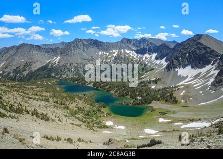 lago di campfire sotto le montagne pazzi nelle acque di testa del bacino di erba dolce torrente vicino salice, montana Foto Stock