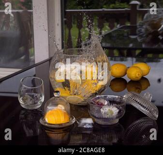 Bevanda rinfrescante alla limonata e frutta matura sullo sfondo della finestra Foto Stock