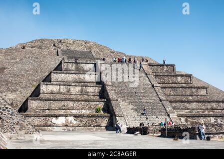 TEOTIHUACAN, Messico: L'ampia vista dalla piazza di fronte alla Piramide della Luna a Teotihuacan. Questo punto panoramico offre una prospettiva suggestiva della via principale dell'antica città, il viale dei morti, che si estende verso sud, fiancheggiato da piramidi e piattaforme più piccole, con l'imponente Piramide del Sole che domina lo skyline orientale. Foto Stock