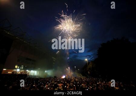 I fuochi d'artificio si fanno vedere mentre i fan di Leeds United fuori da Elland Road celebrano il club vincitore del campionato Sky Bet e la loro promozione per la Premier League. Foto Stock
