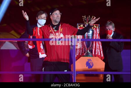 Jurgen Kloppp, manager di Liverpool, si gode delle celebrazioni post-partita, mentre la squadra riceve il trofeo Premier League dopo la partita della Premier League ad Anfield, Liverpool. Foto Stock