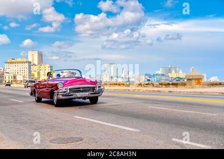 Auto convertibile classica sul famoso viale Malecon sul mare a l'Avana Foto Stock