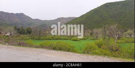 Un bel villaggio tra la diga di Bhasha e la diga di Tarbela KPK Provincia Pakistan Foto Stock