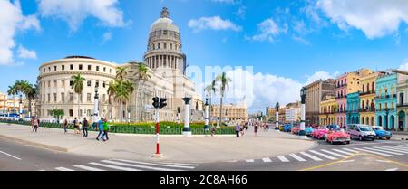 Vista panoramica ad alta risoluzione di downton Havana con il Campidoglio e auto classiche Foto Stock