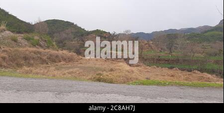 Un bel villaggio tra la diga di Bhasha e la diga di Tarbela KPK Provincia Pakistan Foto Stock