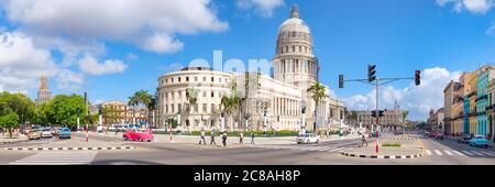 Vista panoramica ad alta risoluzione di downton Havana con il Campidoglio e le classiche auto americane Foto Stock