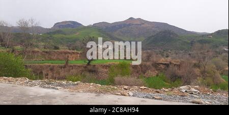 Un bel villaggio tra la diga di Bhasha e la diga di Tarbela KPK Provincia Pakistan Foto Stock